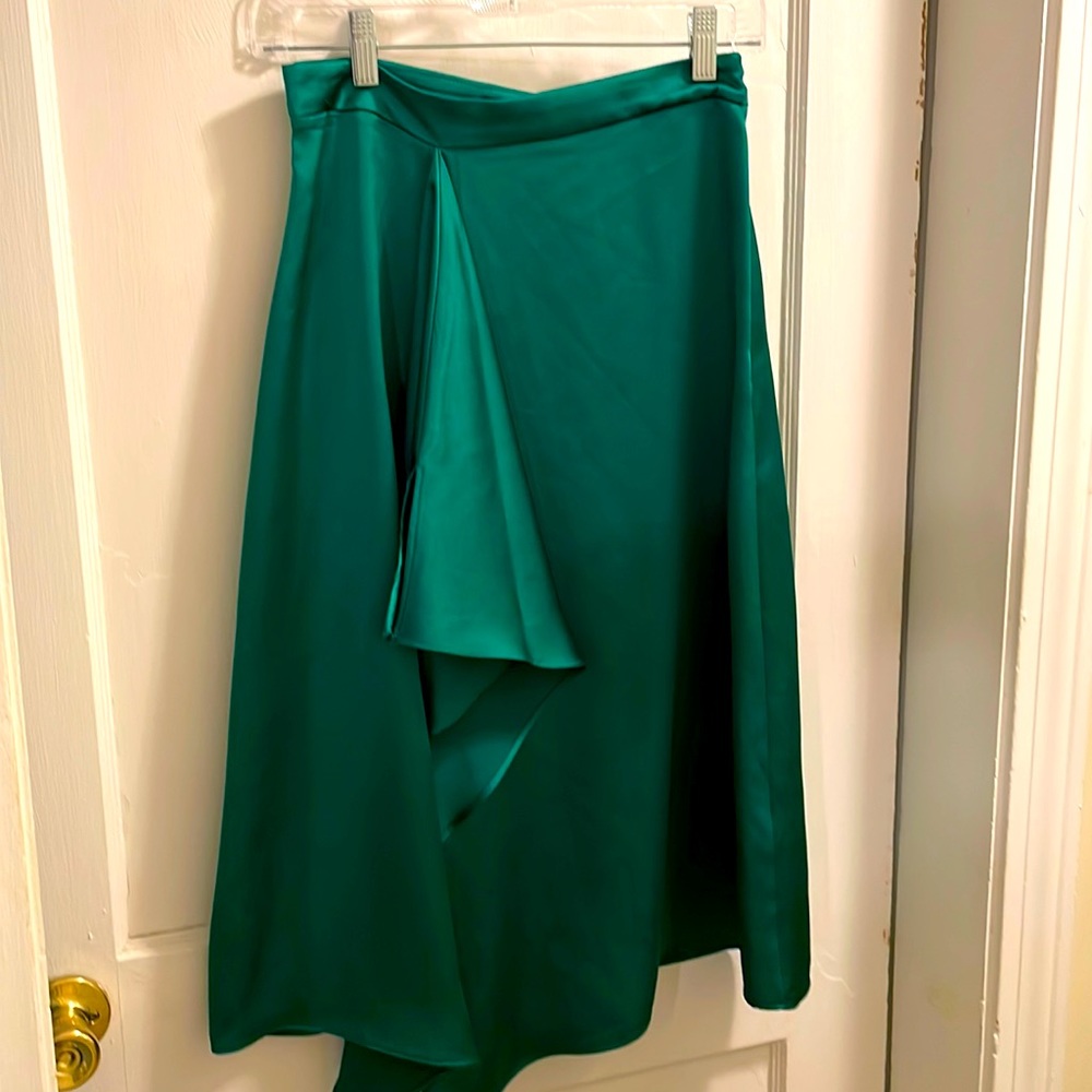 Zara - Beautiful green satin mid length skirt with side zipper